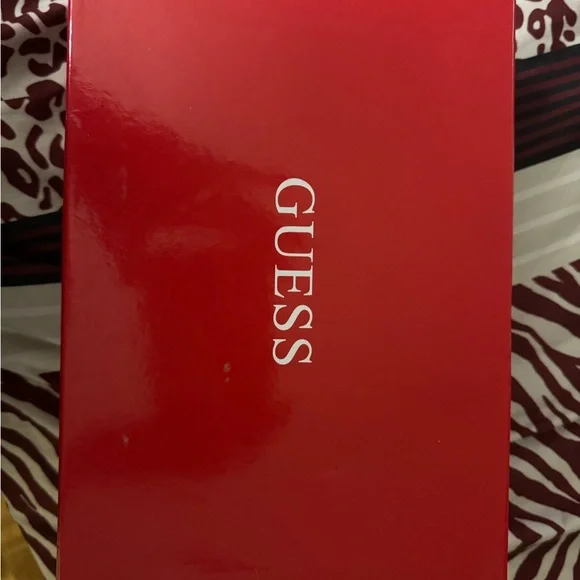 GUESS Red Box - Picture 1 of 4